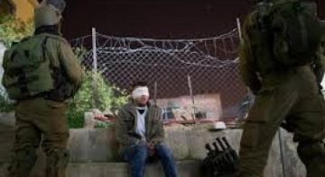 قوات الاحتلال تعتقل 4 مواطنين من بيت أمر شمال الخليل قوات الاحتلال تعتقل 4 مواطنين من بيت أمر شمال الخليل