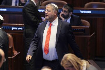 بن غفير ينفجر غضبا في مقابلة إذاعية: كنت سأقوم بنفسي برمي عودة والطيبي إلى سوريا