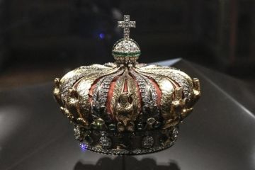 قلادة نابليون من الزمرد والماس بين المجوهرات المسروقة من متحف اللوفر قلادة نابليون من الزمرد والماس بين المجوهرات المسروقة من متحف اللوفر