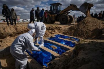  الإعلامي الحكومي بغزة: الفحوصات أكدت أن عددامن الجثامين تم إعدامهم شنقا أوبإطلاق النار عن قرب