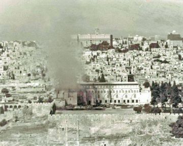 النيران تلتهم المسجد الأقصى المبارك النيران تلتهم المسجد الأقصى المبارك