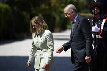 أردوغان يمازح ميلوني على هامش قمة شرم الشيخ (فيديو) أردوغان يمازح ميلوني على هامش قمة شرم الشيخ (فيديو)