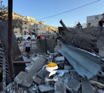 الاحتلال يجبر مواطنا على هدم منزله في سلوان الاحتلال يجبر مواطنا على هدم منزله في سلوان