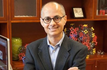 رحلة العالم الفلسطيني عمر ياغي من غرفة متواضعة إلى نوبل للكيمياء 2025