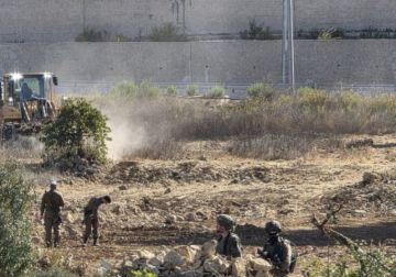 الاحتلال يجرف أراضي زراعية في مدينة الخليل وبلدة بيت أمر