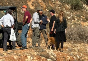 مستعمرون يهاجمون قاطفي الزيتون في بيت إكسا شمال غرب القدس مستعمرون يهاجمون قاطفي الزيتون في بيت إكسا شمال غرب القدس