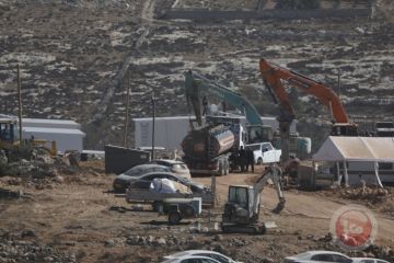 مستوطنون يواصلون إقامة بؤرة استيطانية جديدة شرق الخليل