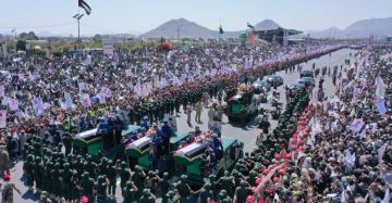 صنعاء تشيع الشهيد الفريق الركن الغماري في صورة جسدت وحدة الميدان والدم صنعاء تشيع الشهيد الفريق الركن الغماري في صورة جسدت وحدة الميدان والدم