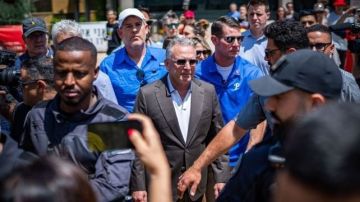 كوشنر ومبعوث ترامب الخاص يصلان إلى ساحة الأسرى في تل أبيب كوشنر ومبعوث ترامب الخاص يصلان إلى ساحة الأسرى في تل أبيب