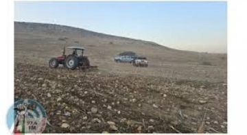 للاستيلاء عليها: مستعمرون يحرثون مئات الدونمات من الأراضي الزراعية غرب الخليل للاستيلاء عليها: مستعمرون يحرثون مئات الدونمات من الأراضي الزراعية غرب الخليل
