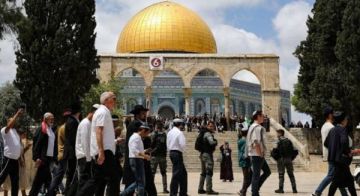 مستوطنون يقتحمون باحات الأقصى واعتقالات في الضفة الغربية