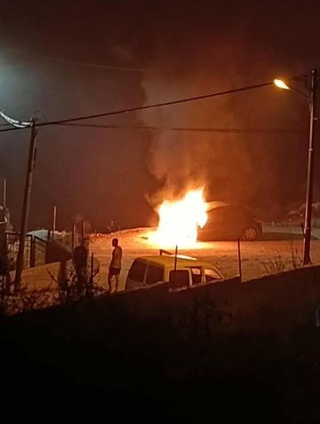 مستوطنون يحرقون مركبات فلسطينية في الخليل ورام الله مستوطنون يحرقون مركبات فلسطينية في الخليل ورام الله