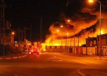 حريق يأتي على مستودعات قاعدة الصرفند العسكرية حريق يأتي على مستودعات قاعدة الصرفند العسكرية