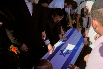 في طريقه إلى إسرائيل.. مكتب رئيس الوزراء يعلن تسلم الجيش الإسرائيلي نعش رهينة جديدة