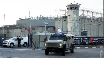 قوات الاحتلال تطلق الغاز المسيل للدموع قرب سجن عوفر قبيل إطلاق سراح الأسرى قوات الاحتلال تطلق الغاز المسيل للدموع قرب سجن عوفر قبيل إطلاق سراح الأسرى