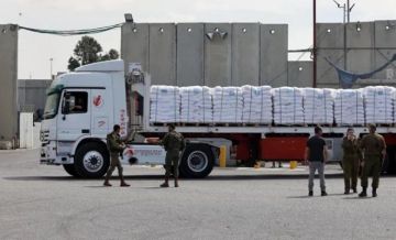 محتجون يقطعون طريق شاحنات المساعدات إلى غزة عند كرم أبو سالم محتجون يقطعون طريق شاحنات المساعدات إلى غزة عند كرم أبو سالم