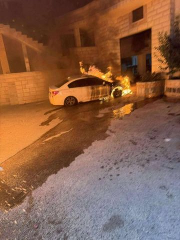 بالفيديو مستوطنون يحرقون مركبات المواطنين شرقي رام الله بالفيديو مستوطنون يحرقون مركبات المواطنين شرقي رام الله