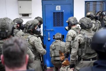 (صورة): جنود الاحتلال يصورون معتقلا فلسطينيا أثناء التنكيل به (صورة): جنود الاحتلال يصورون معتقلا فلسطينيا أثناء التنكيل به