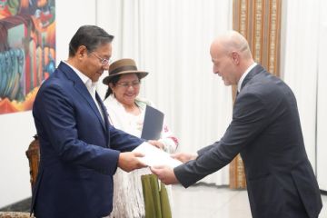 أبو الفواخر يقدم أوراق اعتماده للرئيس البوليفي سفيرا فوق العادة لدولة فلسطين