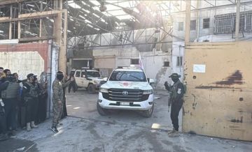 بالصور: لأول مرة - حماس تسمح لأسرى إسرائيليين بالتحدث لأسرهم قبيل إطلاق سراحهم