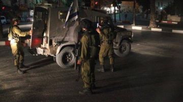 الاحتلال يعتقل خمسة فلسطينيين ويصادر مركبة من الضفة الاحتلال يعتقل خمسة فلسطينيين ويصادر مركبة من الضفة