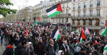 فرنسيون يطالبون ماكرون بتعليق التعاون العسكري مع إسرائيل فرنسيون يطالبون ماكرون بتعليق التعاون العسكري مع إسرائيل