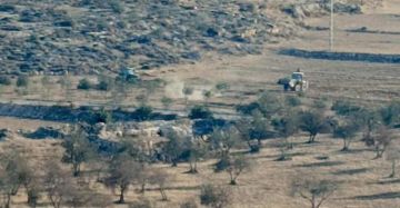 مستوطنون يحرثون أراضي المواطنين في البقعة جنوب الخليل مستوطنون يحرثون أراضي المواطنين في البقعة جنوب الخليل