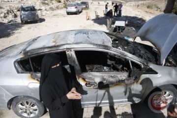 مستوطنون يحرقون مركبتين ويهاجمون منازل في صوريف مستوطنون يحرقون مركبتين ويهاجمون منازل في صوريف