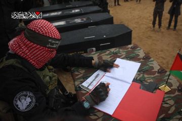 بالفيديو كتائب القسام تسلم جثامين 4 أسرى إسرائيليين في غزة