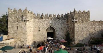 بلدية الاحتلال تواصل هدم المحلات والأكشاك في باب العمود بالقدس بلدية الاحتلال تواصل هدم المحلات والأكشاك في باب العمود بالقدس