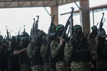 تحت أنظار جنود إسرائيليين.. عناصر وحدة الظل التابعة للقسام تدخل مناطق الخط الأصفر بحثا عن أسرى تحت أنظار جنود إسرائيليين.. عناصر وحدة الظل التابعة للقسام تدخل مناطق الخط الأصفر بحثا عن أسرى