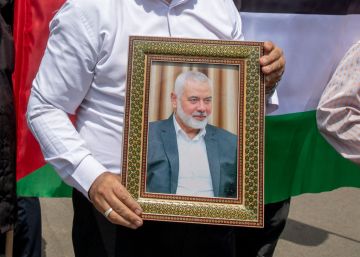 إسرائيل تسمح بمغادرة عشرات الفلسطينيين والأتراك من غزة بينهم أفراد من عائلة هنية إسرائيل تسمح بمغادرة عشرات الفلسطينيين والأتراك من غزة بينهم أفراد من عائلة هنية