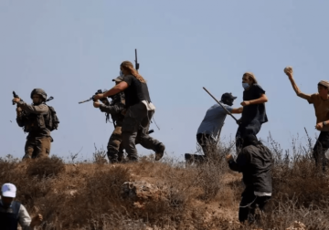 مستعمرون يحرقون مركبة في قرية الطيبة شرق رام الله