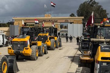 مصر تدخل معدات ثقيلة لغزة تزامنا مع انطلاق مفاوضات شرم الشيخ مصر تدخل معدات ثقيلة لغزة تزامنا مع انطلاق مفاوضات شرم الشيخ