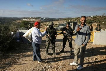 تقرير -نحو 25 ألف دونم يمنع الاحتلال أصحابها من الوصول إليها لقطف الزيتون تقرير -نحو 25 ألف دونم يمنع الاحتلال أصحابها من الوصول إليها لقطف الزيتون