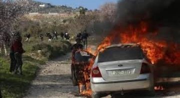 مستعمرون يحرقون مركبة ويحطمون أشجارا بمسافر يطا جنوب الخليل مستعمرون يحرقون مركبة ويحطمون أشجارا بمسافر يطا جنوب الخليل