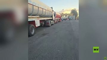 معبر رفح.. مئات الشاحنات المحملة بالمساعدات الإنسانية تنتظر الإذن للعبور إلى قطاع غزة