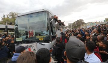 الاحتلال ينقل الأسرى الفلسطينيين المقرر الإفراج عنهم إلى سجني عوفر والنقب الاحتلال ينقل الأسرى الفلسطينيين المقرر الإفراج عنهم إلى سجني عوفر والنقب