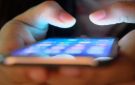 طريقة حملك للموبايل قد تصيبك بالتعب والحزن والتوتر.. نصائح للوقاية - ps