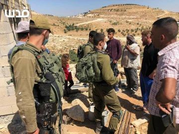 الاحتلال يخطر بوقف العمل بمساكن وحظائر شرق يطا الاحتلال يخطر بوقف العمل بمساكن وحظائر شرق يطا