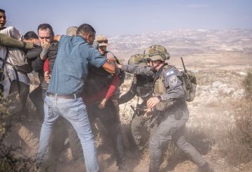  مستوطنون يعتدون على مسعفين ومتضامنين أجانب خلال قطف الزيتون (صور)