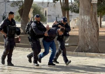 الاحتلال يعتقل أحد حراس المسجد الأقصى