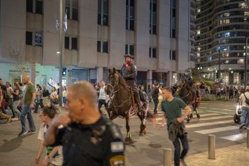 المستشارة القضائية الإسرائيلية ترتعد من الخوف بسبب الهاتف ولبيد يقول: إسرائيل في خطر وجودي