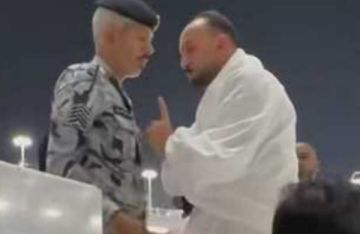 اعتداء على معتمر مصري داخل الحرم المكي يثير جدلا واسعا اعتداء على معتمر مصري داخل الحرم المكي يثير جدلا واسعا