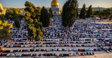 عشرات آلاف الفلسطينيين يؤدون الجمعة في الأقصى وباحاته