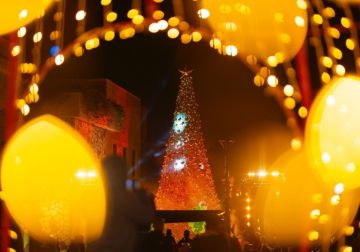 أطفال من غزة والضفة والداخل يضيئون شجرة الميلاد في روابي