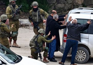  الاحتلال يصيب ثلاثة مواطنين ويحتجز آخرين في مخيم الفارعة جنوب طوباس