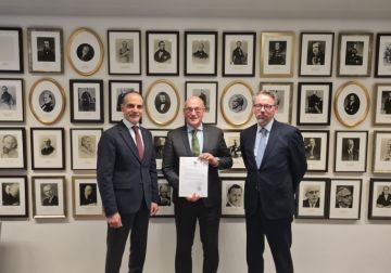 لاهاي: السفير حجازي يسلم وثيقة انضمام فلسطين للجنة الدولية لشؤون المفقودين