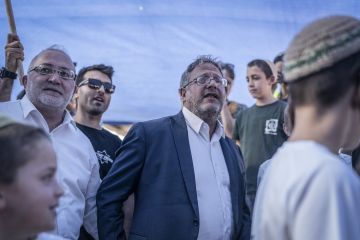 بن غفير يزور مقر الكتيبة التي قتلت فلسطينيين في جنين ويعد قائدها بترقية