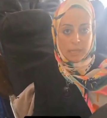 فلسطينيون من قطاع غزة عالقون في مطار جوهانسبرغ بعد منع السلطات بجنوب أفريقيا دخولهم فلسطينيون من قطاع غزة عالقون في مطار جوهانسبرغ بعد منع السلطات بجنوب أفريقيا دخولهم